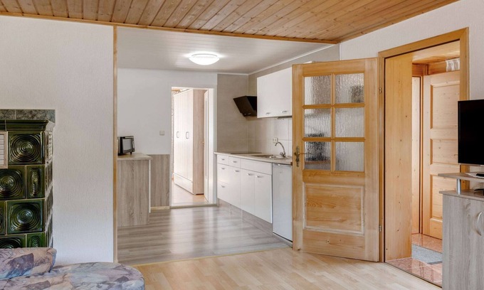Schleusegrund House | Cozy Holiday Home in Schonbrunn with Garden & Pet-Friendly