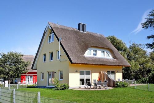 Neuenkirchen House | Relaxing Reetdachhaus Lotte with Sauna by the Yachthafen