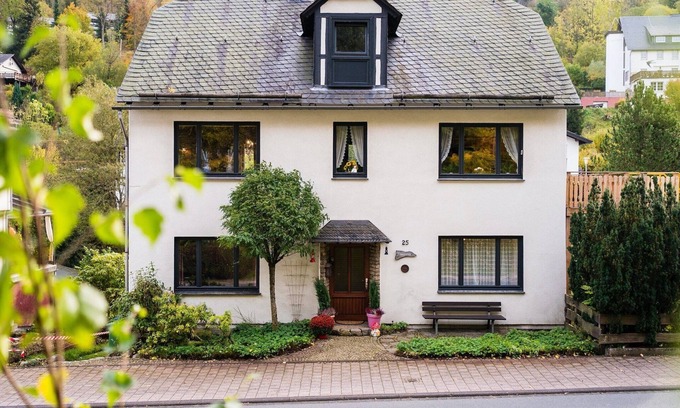 Schwalefeld House | Cozy Holiday Home in Willingen with Garden and Kitchen