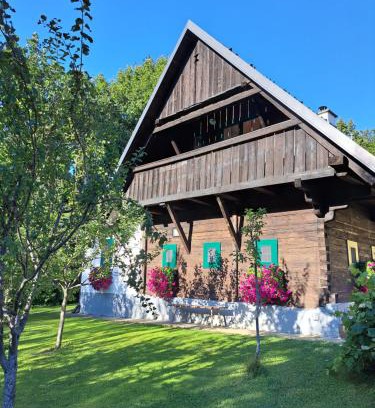 Fotschach House | Oceanfront Ferienhaus KAUSCHLERHOF with Pool & Views