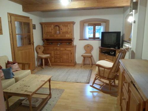 Gmund am Tegernsee Apartment | Pet-Friendly Retreat at Ferienhaus Kraihof, 8/10 Rated Stay