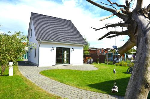Polchow House | Discover Ferienhaus Lütt Eiland: Pet-Friendly Retreat