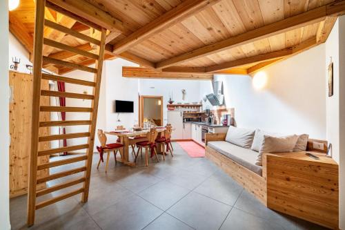 Racines Apartment | Pet-Friendly Retreat: Ferienhaus Larch Soge Apt Paula
