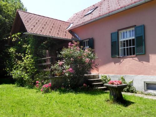 Seggauberg Apartment | Oceanfront Retreat at Ferienhaus Marienkeller Awaits You
