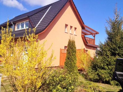 Hanshagen Apartment | Pet-Friendly Retreat at Ferienhaus Moewe - Guest Rated 9.2