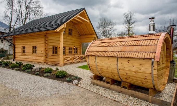 Strobl House | Nature Retreat: Chalet by Wolfgangsee with Hot Tub