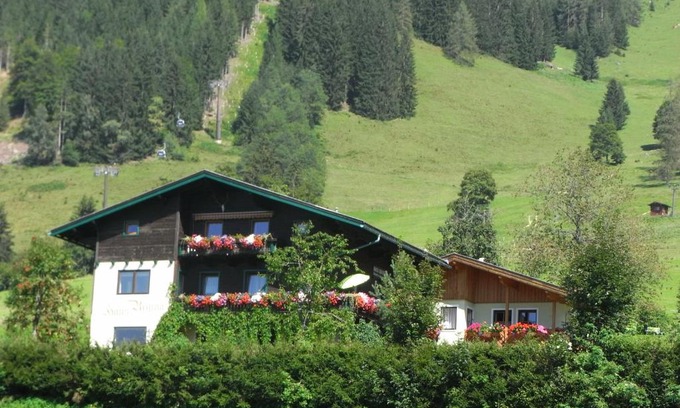 Werfenweng House | Pet-Friendly Ferienhaus Regina with Pool & Hot Tub