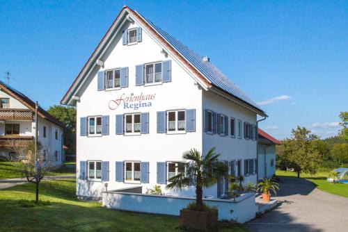 Oberrothan Apartment | Oceanfront Ferienhaus Regina with Pool & Family-Friendly Perks