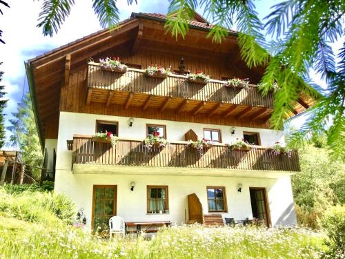 Bad Kleinkirchheim Apartment | Cozy Ferienhaus Sükar: Family-Friendly with Fireplace