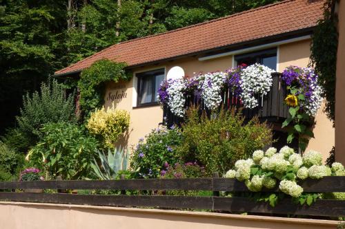 Goessweinstein House | Welcoming Ferienhaus Sylvia with Ocean-View Comfort