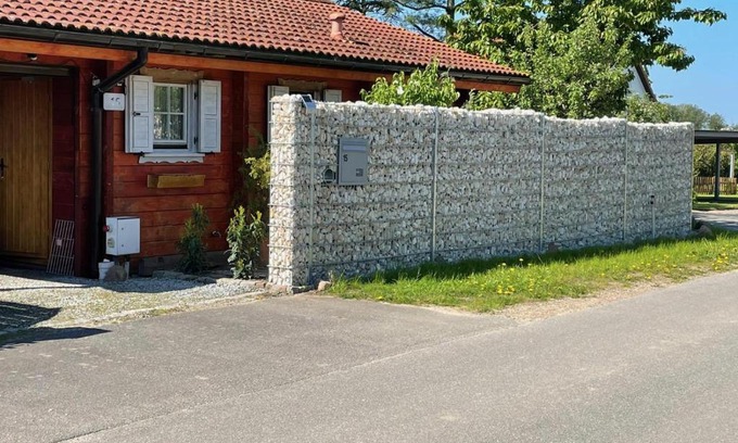 Russow Apartment | Cozy Oceanfront Retreat at Ferienhaus "Uns Hüsung"