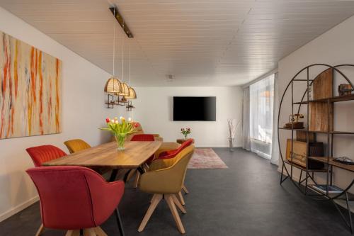 Sudstadt Villa | Charming Villa Milla Nürnberg: 4-Star Stay with Pool & Pets