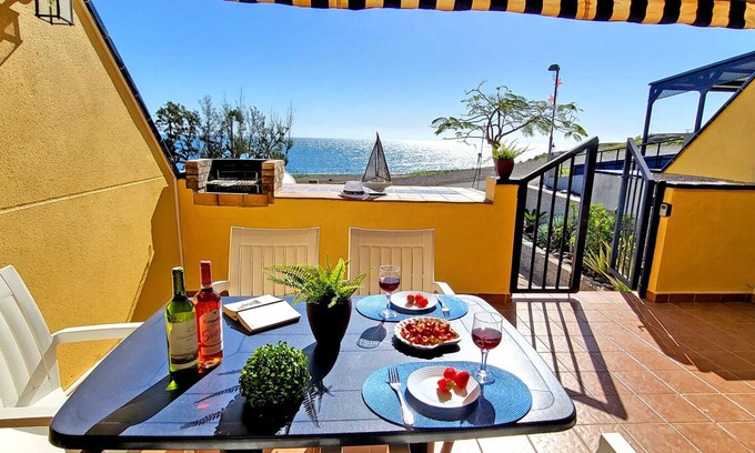 Pajara House | Oceanfront Retreat at Ferienhaus Vista Mar, La Lajita