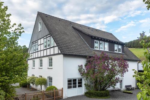Eslohe House | Relax at Ferienhaus Weitblick - Family-Friendly Getaway