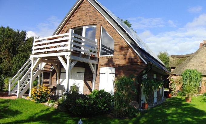 Struckum House | Cozy Ferienhaus Wind: Family Retreat with Hot Tub & Fireplace