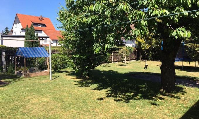Burghausen-Rueckmarsdorf House | Relaxing Ferienhaus with Pool & Ocean Views