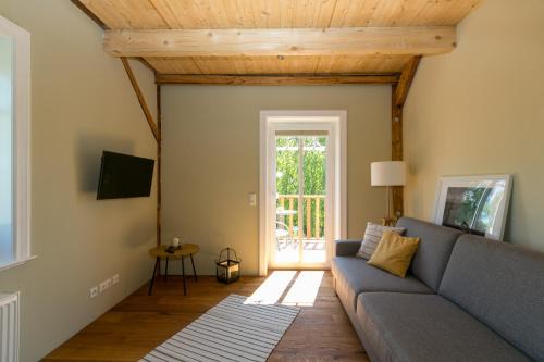 Delve Apartment | Delightful Ferienhof - Eiderdeich with Hot Tub & Breakfast