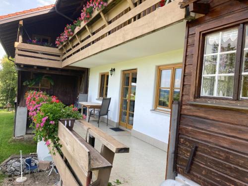 Missen-Wilhams Apartment | Pet-Friendly Escape at Ferienhof Kösel - Guest Rated 9.3