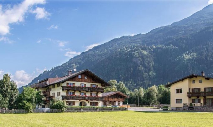 Ried im Zillertal Bed & Breakfast | Oceanfront Retreat at Ferienhof Stadlpoint with Spa Access