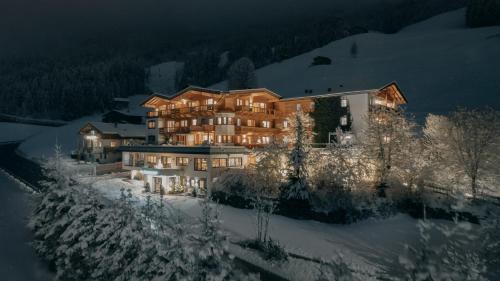 Hainzenberg Hotel | Pet-Friendly Retreat at Ferienhotel Jörglerhof - 4 Stars