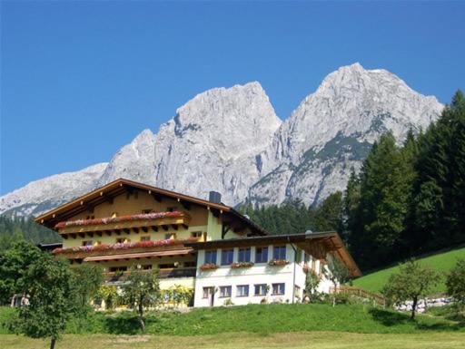 Laubichl Bed & Breakfast | Pet-Friendly Ferienhotel Samerhof with Pool & Hot Tub