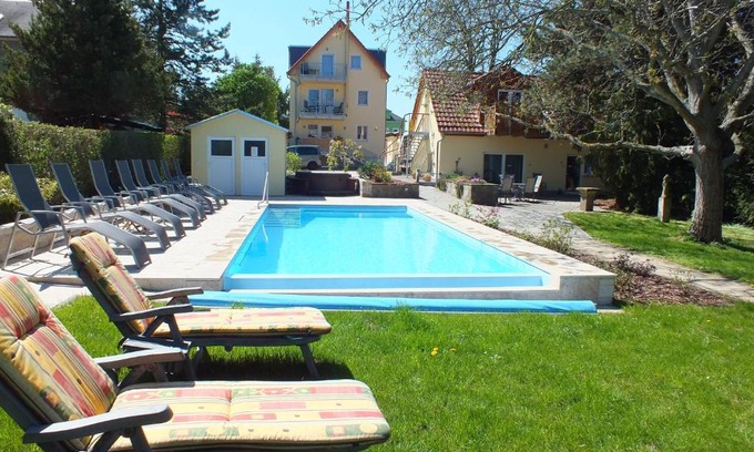 Radebeul Apartment | Cozy Ferienobjekt beim Steinmetzen with Oceanfront Views