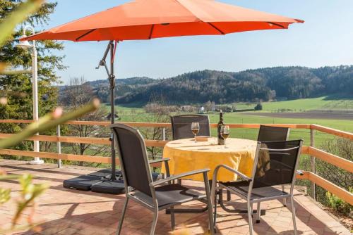 Owingen Apartment | Ideal Getaway: Ferienparadies Bodensee Fewo2 with Pool