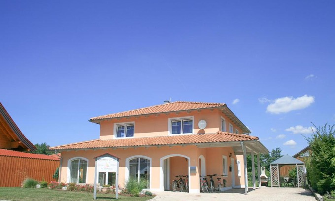 Wackersdorf Apartment | Pet-Friendly Ferienvilla am Brückelsee with Ocean View