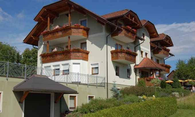 Drobollach am Faakersee Apartment | Unwind at Ferienwohnungen Petschnig 2 with Ocean View