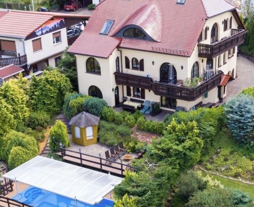 Konigstein an der Elbe Apartment | Oceanfront Retreat: Ferienwohnung 1 Festungsblick Awaits