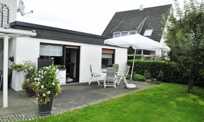 Borken Apartment | Beachside Escape: Ferienwohnung Schick with Ocean View