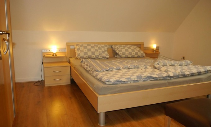 Hollfeld Apartment | Family-Friendly Retreat at Gästehaus Seeber with Ocean Views