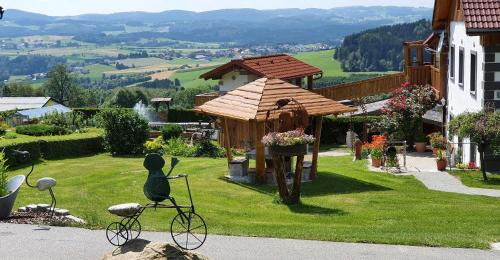 Ulrichsberg Apartment | Pet-Friendly Helis Ranch with Pool & Hot Tub Awaits You
