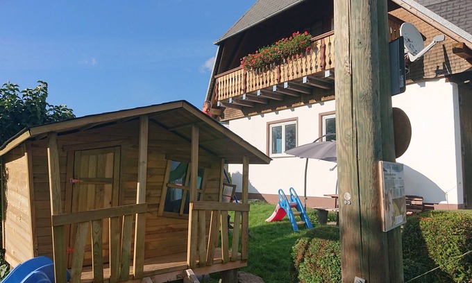 Sankt Maergen Apartment | Cozy Ferienwohnung 2-Ost: Family-Friendly Retreat for 4