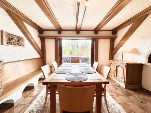 Loehne Apartment | Convenient 6-Person Apartment with WiFi and Parking Nearby