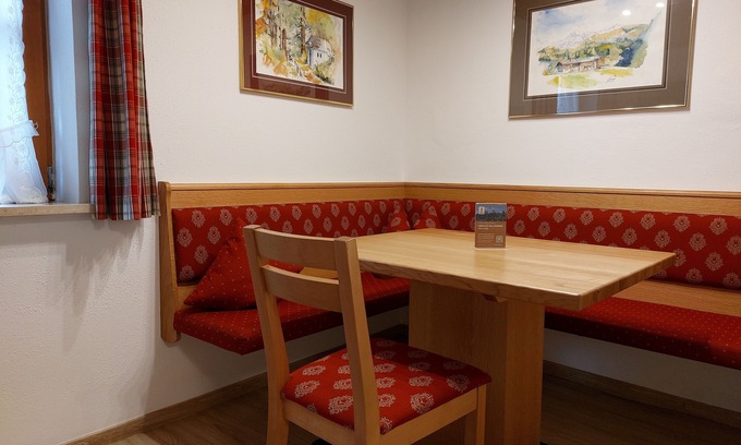 Anzenbach Apartment | Top-Rated Ferienwohnung 3: Family-Friendly with Kitchen