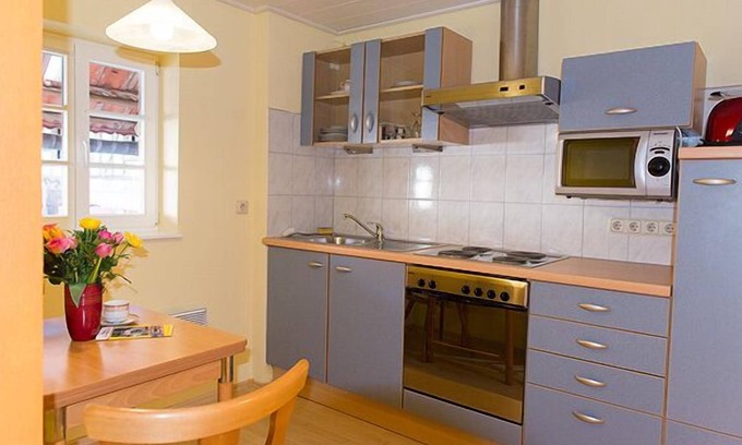 Friedewald Apartment | Cozy Ferienwohnung for 2 with Kitchen & Breakfast Included