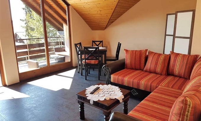 Seppenhofen Apartment | Ideal Retreat: 2 Bedrooms, Kitchen & Balcony for 4 Guests