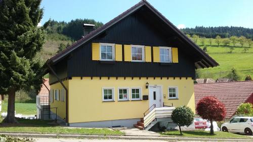 Siegelau Apartment | Comfortable Ferienwohnung am Siegelbächle with E-Bike Rentals
