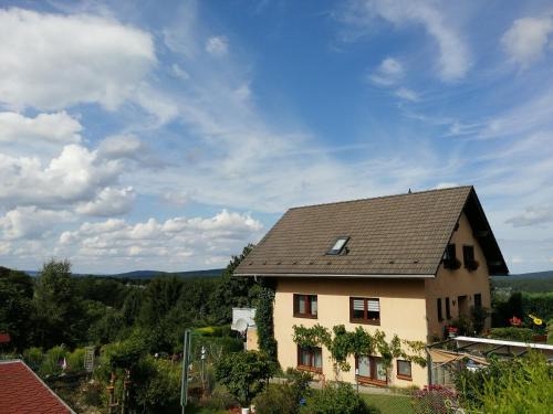 Neuhaus am Rennweg Apartment | Pet-Friendly Ferienwohnung Am Apelsberg with Great Reviews