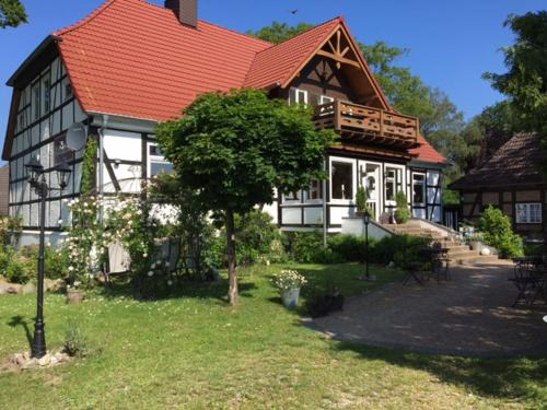 Nuchel Apartment | Cozy Adolfshof 2: Family-Friendly Stay with Breakfast & Fireplaces
