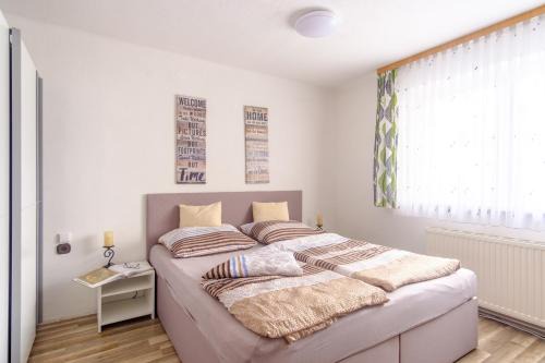 Lenzing Apartment | Experience Agerblick: Oceanfront 3-Room Getaway