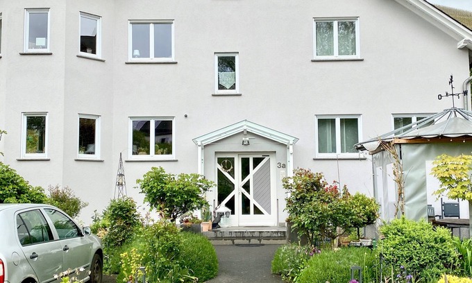 Dhron Apartment | Pet-Friendly Ferienwohnung Alexa with Family Amenities