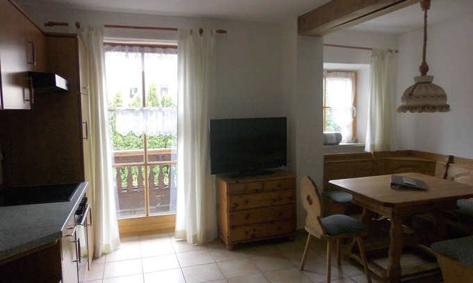 Edling Apartment | Cozy Ferienwohnung Alpenmohn: Pet-Friendly with Pool