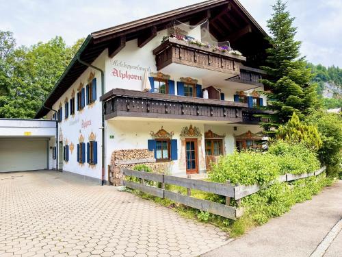 Rappele Apartment | Experience Ferienwohnung Alphorn with Pet-Friendly Perks