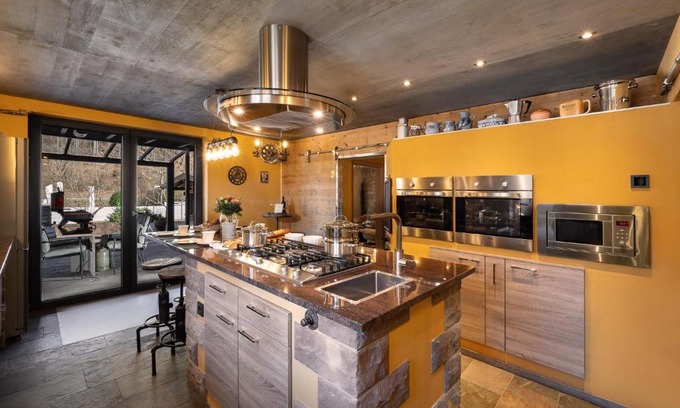 Eppenbrunn Apartment | Elegant Ferienwohnung Altschloss with Hot Tub & Breakfast
