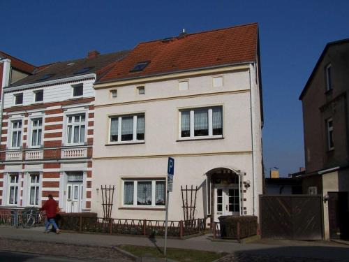 Pampow Apartment | Family-Friendly Ferienwohnung Altstadtblick with Cozy Fireplace