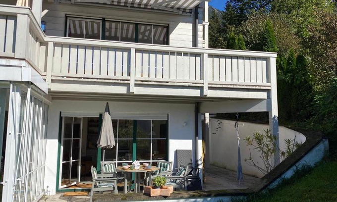 Marquartstein Apartment | Cozy Ferienwohnung am Burgberg - Family Friendly Retreat