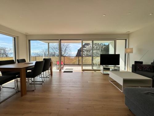Friedrichshafen Apartment | Inviting Ferienwohnung am Strandbad - 4-Star Family Escape