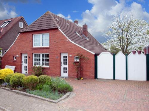 Hilgenriedersiel Apartment | Inviting Apartment on the Dike - Pet & Child Friendly